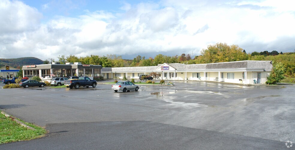 1009 Main St, Cobleskill, NY 12043 Colonial Court Motel