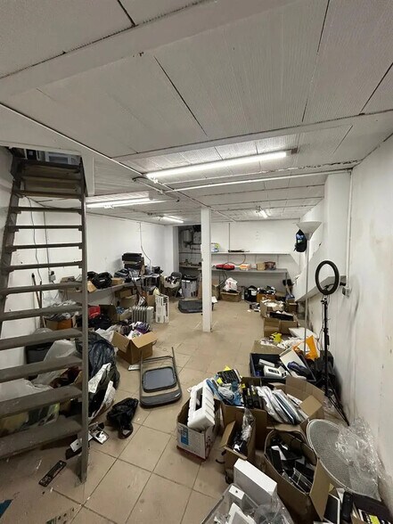 Retail in Paris for lease - Interior Photo - Image 3 of 3