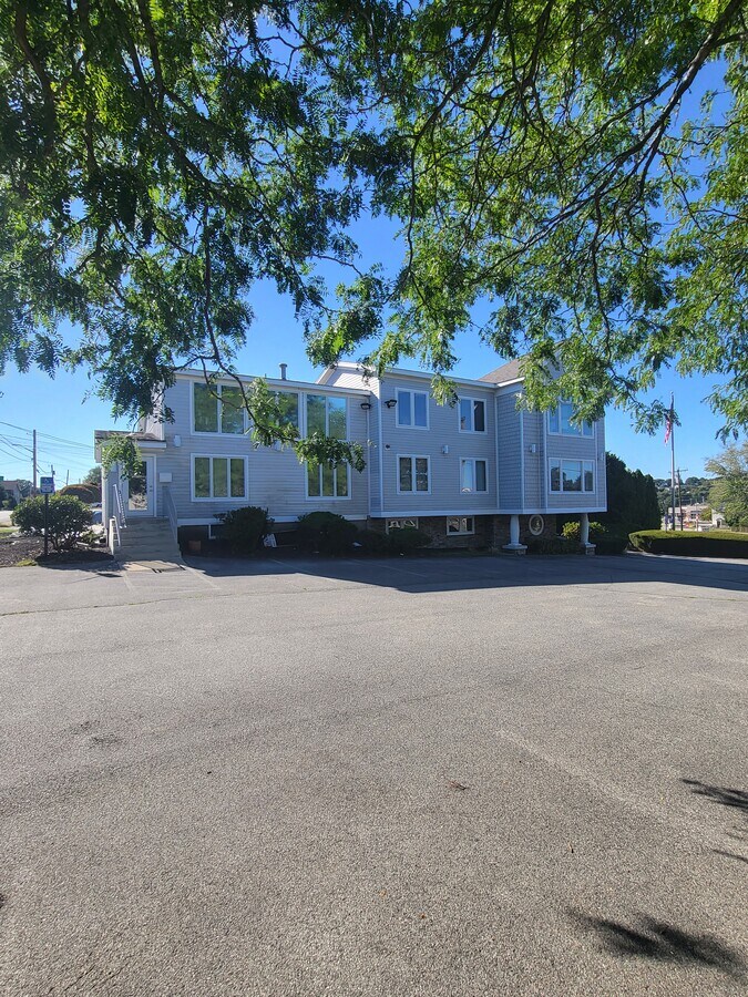 80 Atwood Ave, Cranston, RI 02920