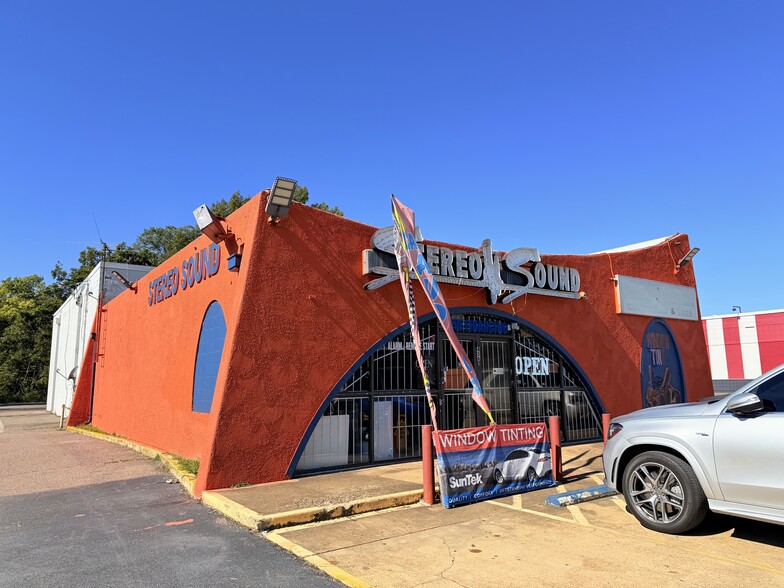 4561 Elvis Presley Blvd, Memphis, TN for sale - Building Photo - Image 2 of 11