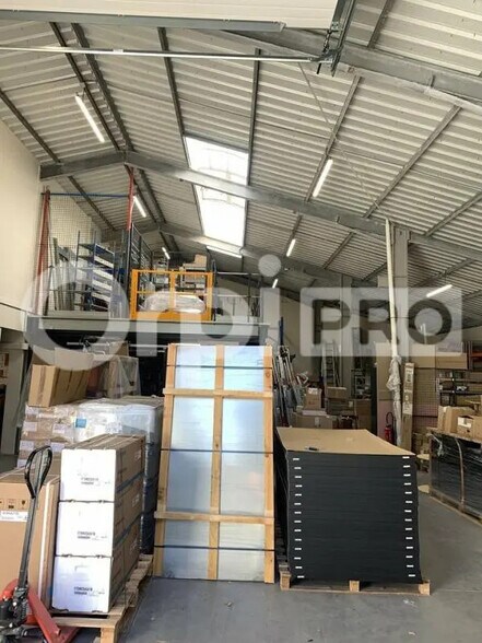 Flex in Pessac for lease - Interior Photo - Image 2 of 10