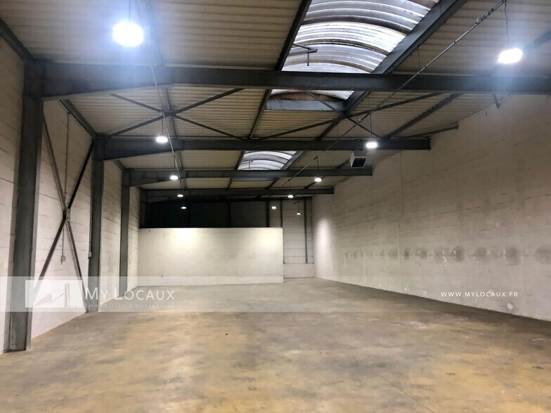 Flex in Cormeilles-en-Parisis for lease - Interior Photo - Image 3 of 6