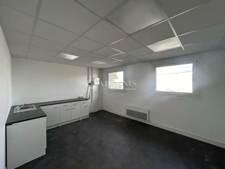 Office in Le Mans for lease - Building Photo - Image 2 of 7