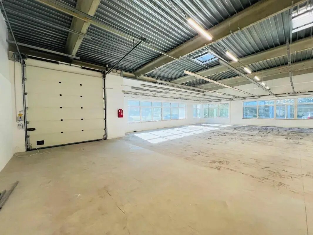 Avenue Jean D'Alembert, Élancourt for lease Interior Photo- Image 1 of 5