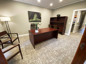 590 W Crossville Rd, Roswell, GA for lease Interior Photo- Image 1 of 14