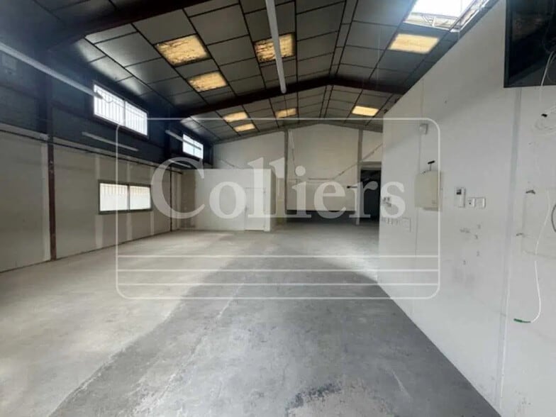 Flex in Aubagne for lease - Interior Photo - Image 2 of 6