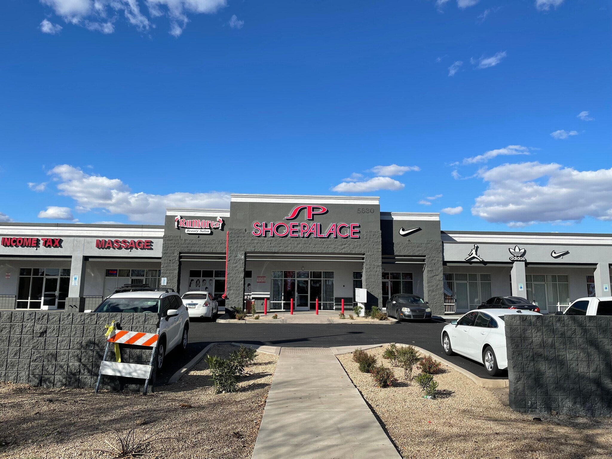 24 West Camelback Road - u37ey92