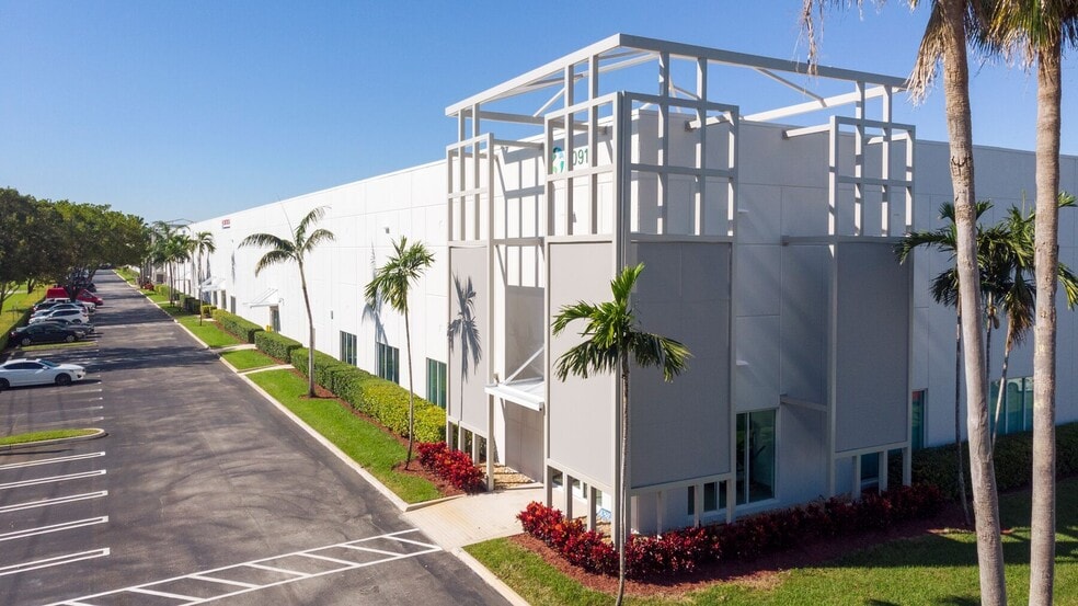 10913 NW 30th St, Miami, FL for lease - Building Photo - Image 3 of 4