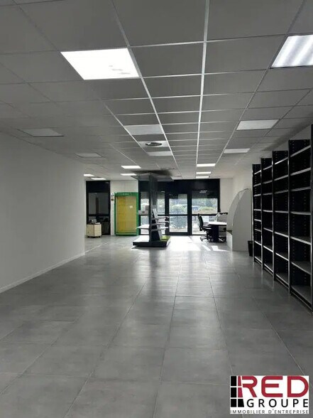 Retail in Aix-en-Provence for lease - Building Photo - Image 1 of 6