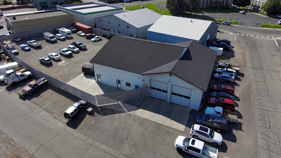 Woodside Light Industrial portfolio of 2 properties for sale on LoopNet.com - Building Photo - Image 2 of 10