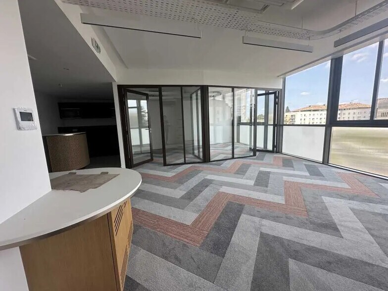 Office in Talence for lease - Building Photo - Image 1 of 14