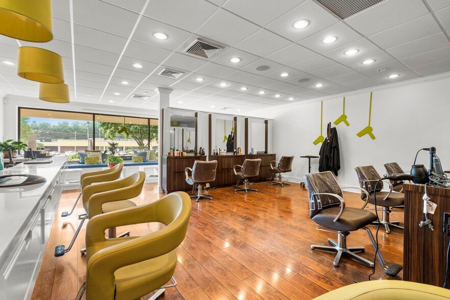 420 Post Rd W, Westport, CT for lease - Interior Photo - Image 1 of 22