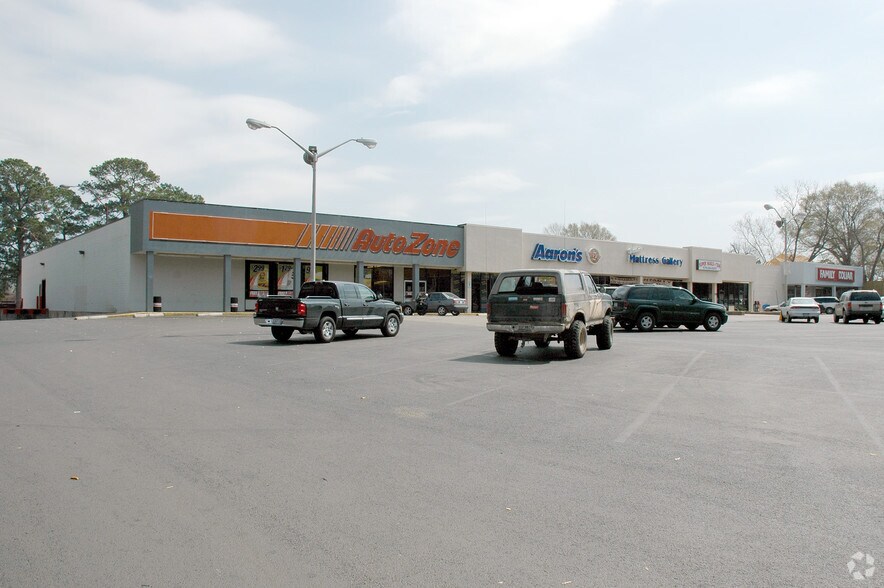 611 S Market St, Brenham, TX for lease - Building Photo - Image 2 of 2