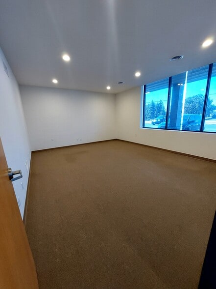 825 Lexington Blvd, Fort Atkinson, WI for lease - Interior Photo - Image 3 of 19