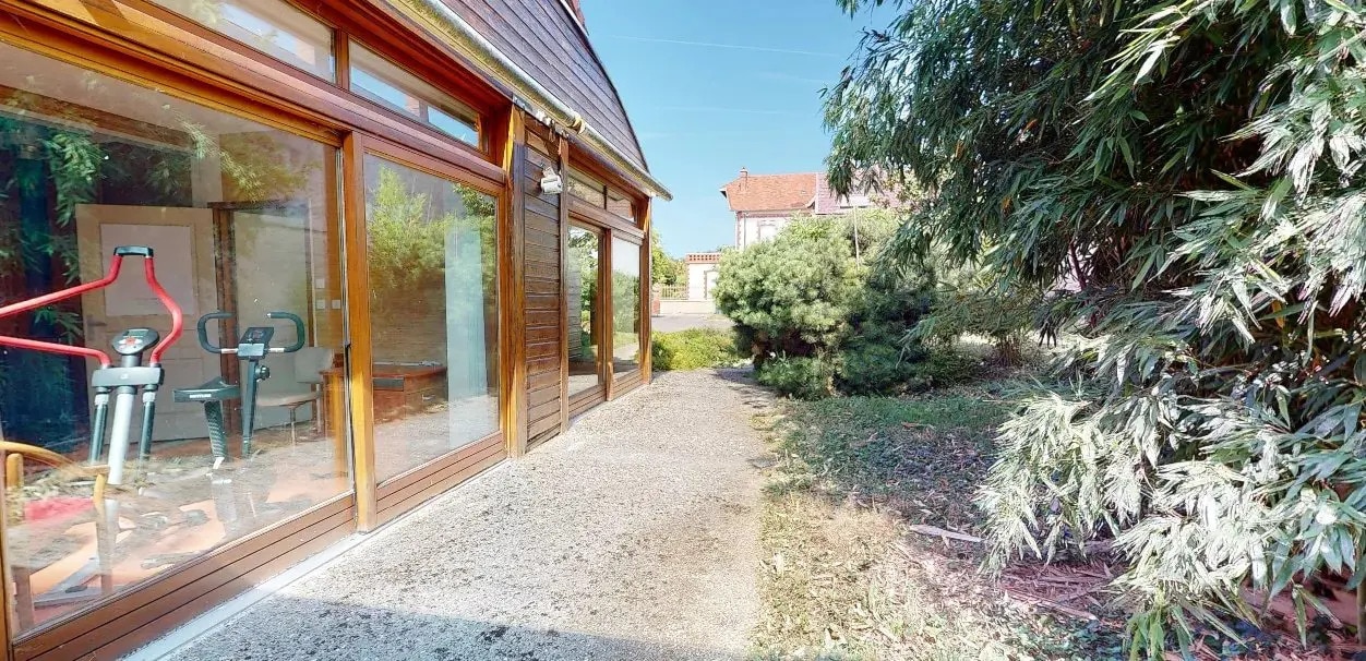 Retail in Courtenay for lease Building Photo- Image 1 of 13