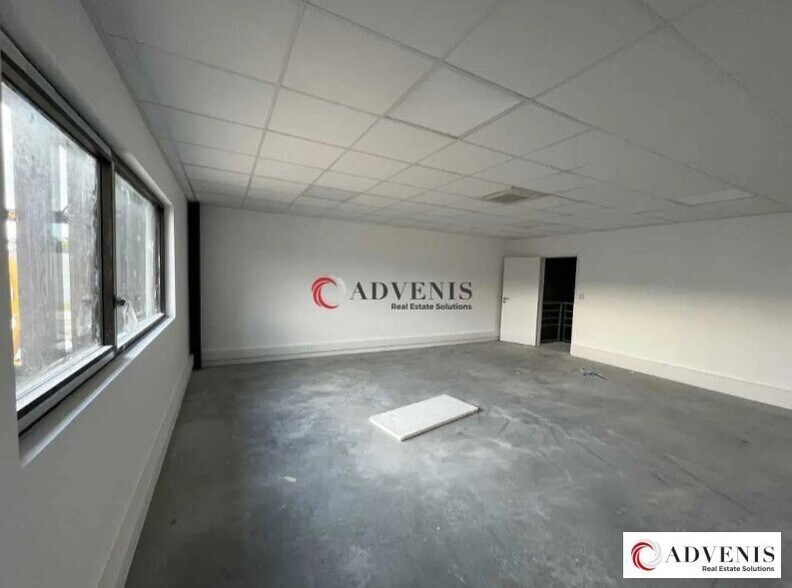 6 Rue Suzanne Bernard, Mérignac for lease - Interior Photo - Image 2 of 7