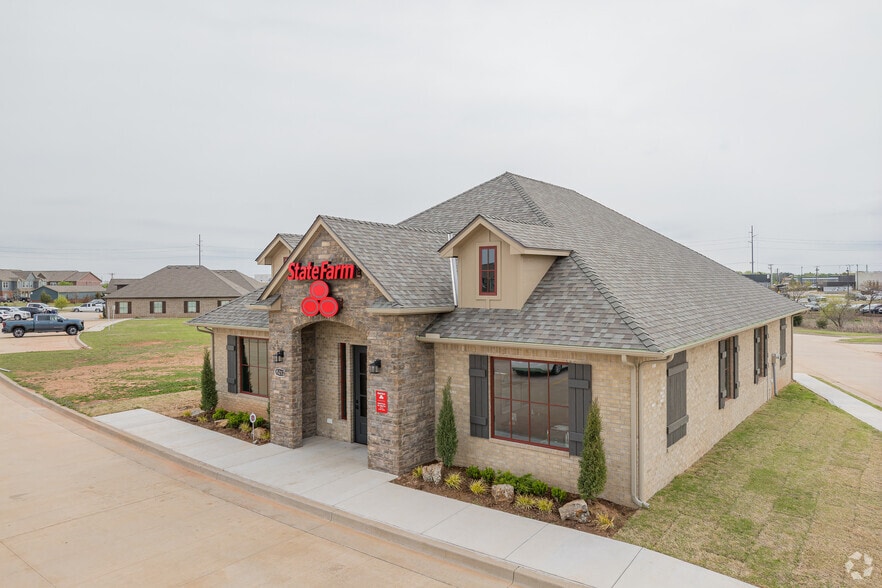 15224 Lleytons Ct, Oklahoma City, OK for sale - Building Photo - Image 3 of 21
