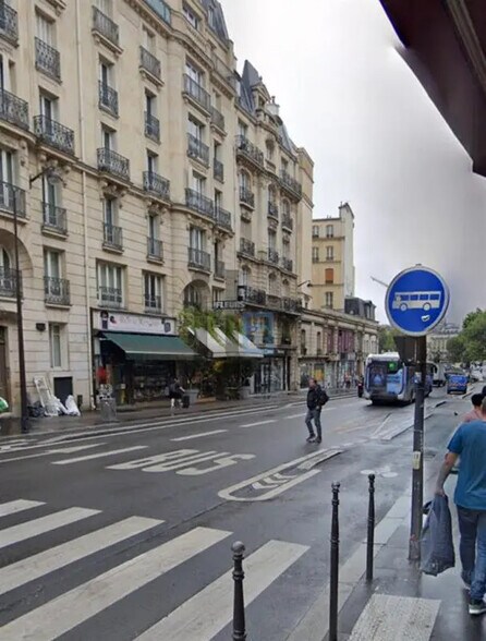 Retail in Paris for lease - Building Photo - Image 2 of 2