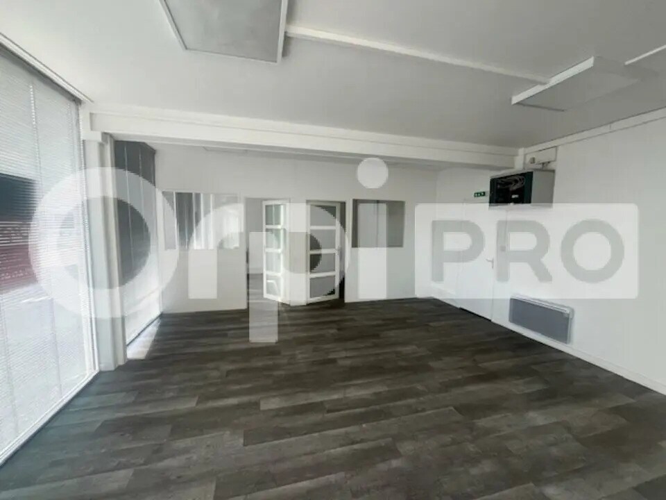Office in La Rochelle for lease Interior Photo- Image 1 of 4