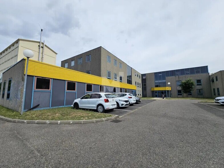 Flex in Ris-Orangis for lease - Building Photo - Image 2 of 14