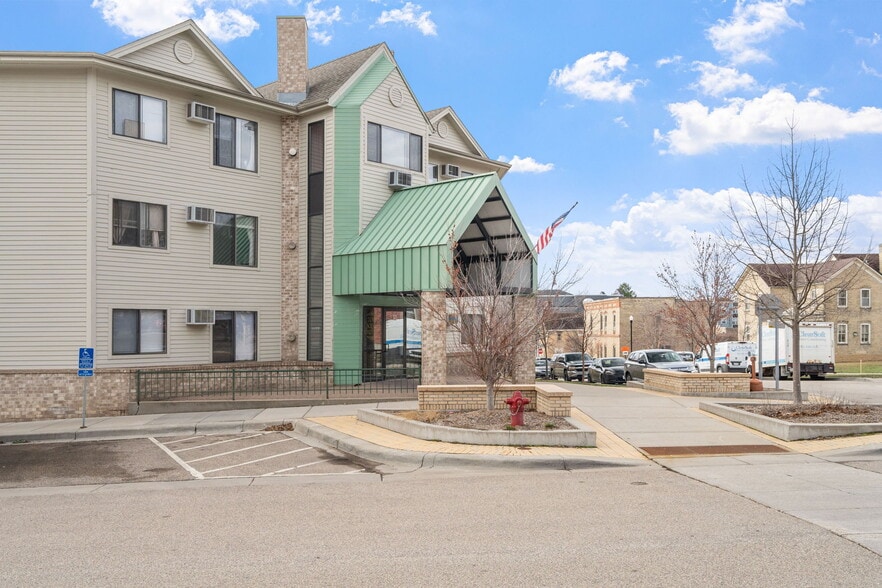 220 N Walnut St, Chaska, MN 55318 Townsquare Apartments