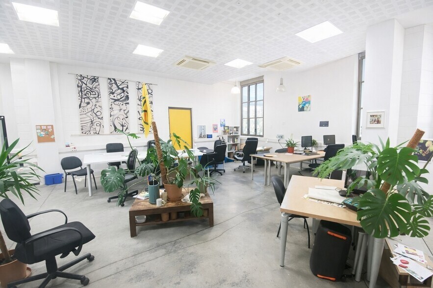 Office in Paris for lease - Building Photo - Image 2 of 5