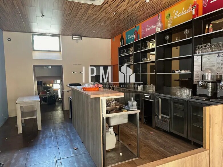 Retail in Aix-en-Provence for lease - Interior Photo - Image 2 of 10