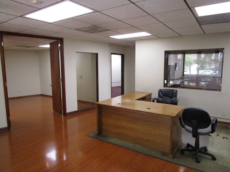 5053 La Mart Dr, Riverside, CA for lease - Interior Photo - Image 2 of 8
