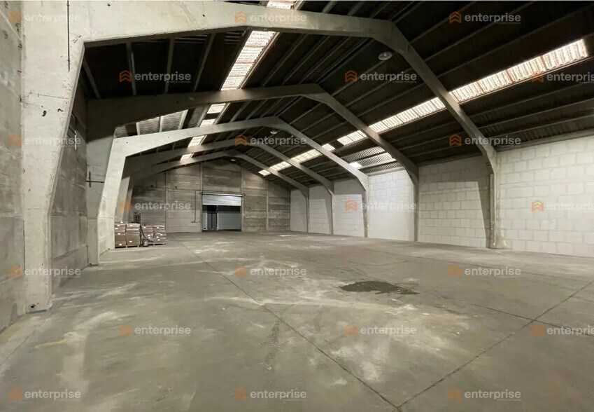 Flex in Seclin for lease - Interior Photo - Image 2 of 8