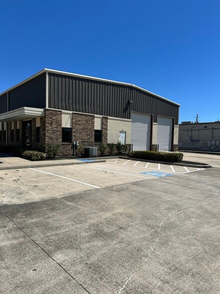 18519 Imperial Valley Dr, Houston, TX for lease - Building Photo - Image 2 of 15