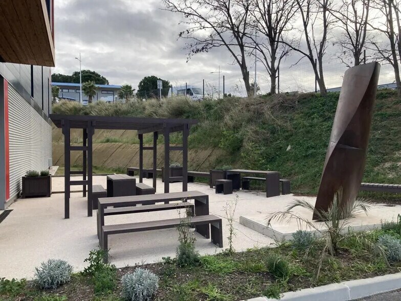 Industrial in La Seyne-sur-Mer for lease - Building Photo - Image 3 of 10