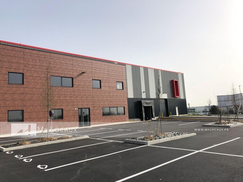 Industrial in Le Thillay for lease - Building Photo - Image 1 of 6