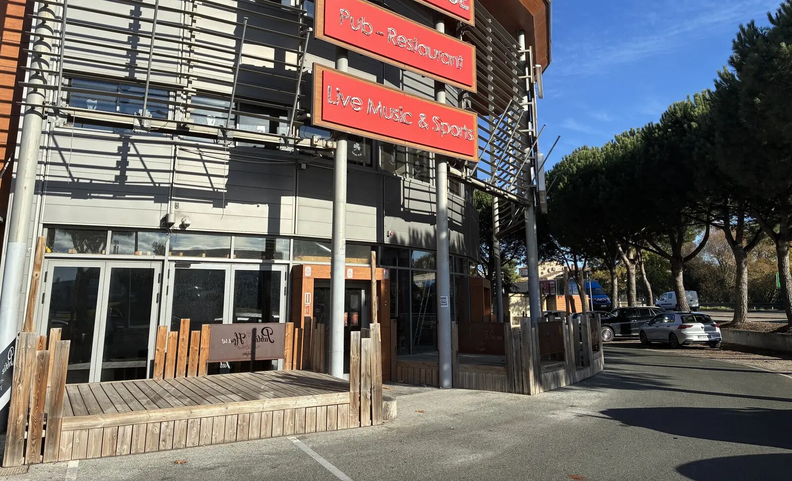 Retail in Fréjus for lease Building Photo- Image 1 of 7