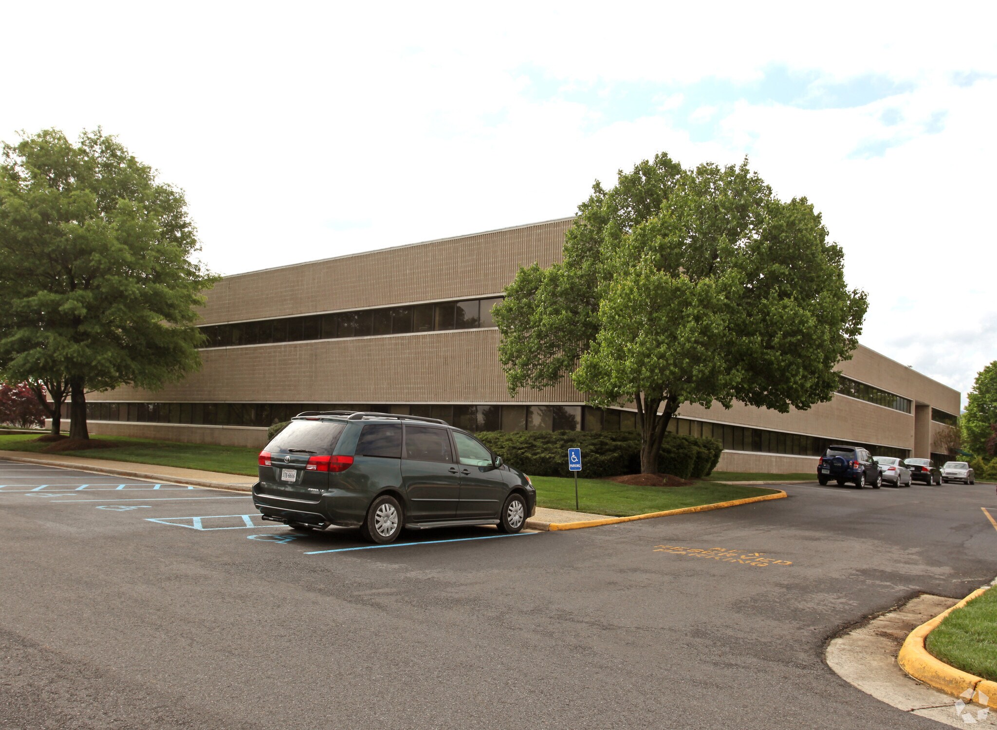 1325 Electric Rd, Roanoke, VA for sale Primary Photo- Image 1 of 1