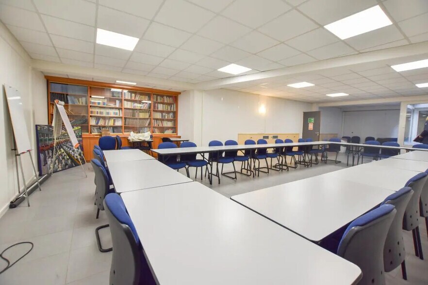 Office in Paris for lease - Building Photo - Image 2 of 8