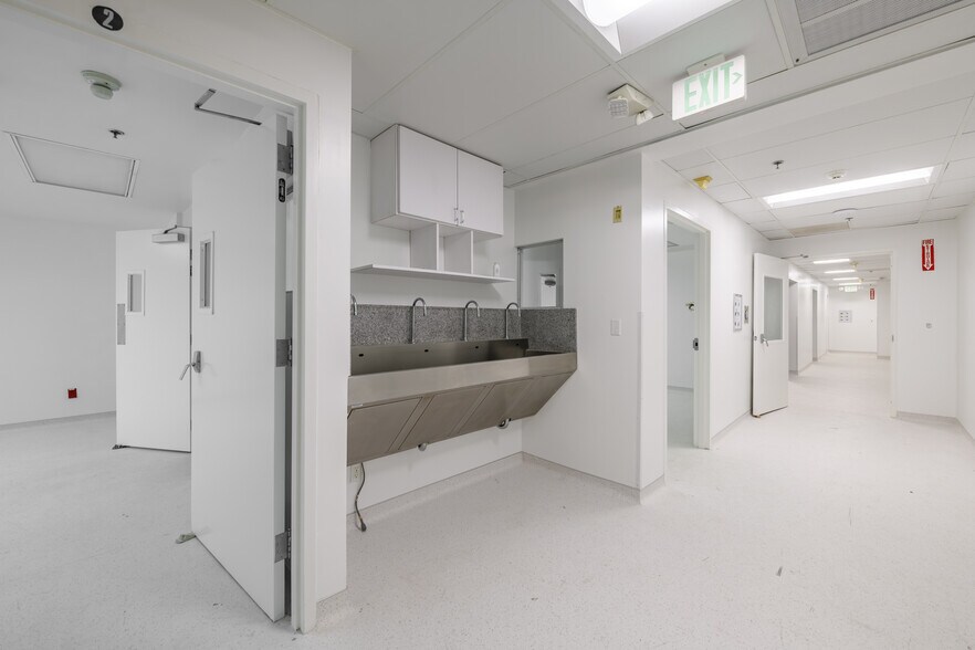 16250 Ventura Blvd, Encino, CA for lease - Building Photo - Image 2 of 9