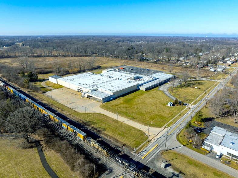 7920 Mapleway Dr, Olmsted Falls, OH for sale - Aerial - Image 1 of 2