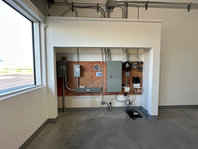 5539 St Ernest-Cormier, Laval, QC for lease - Building Photo - Image 3 of 18