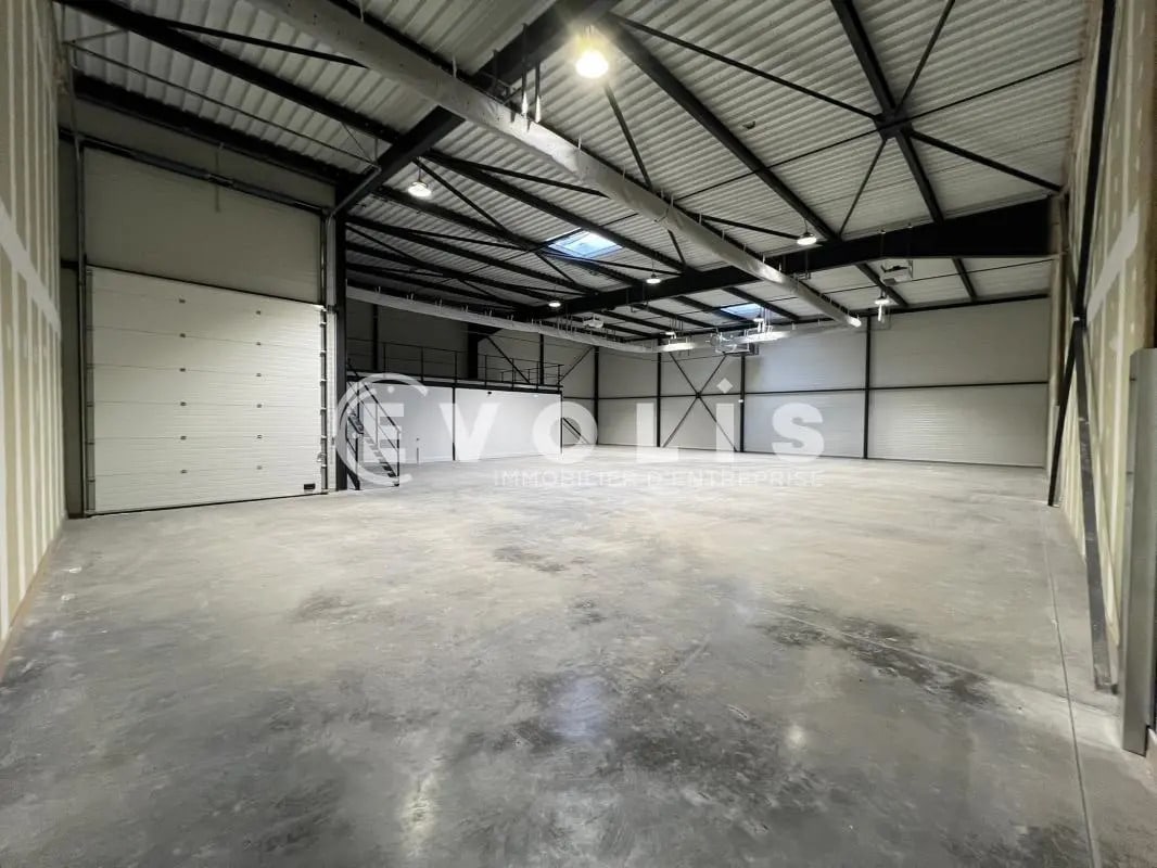 Office in Janneyrias for lease Building Photo- Image 1 of 11