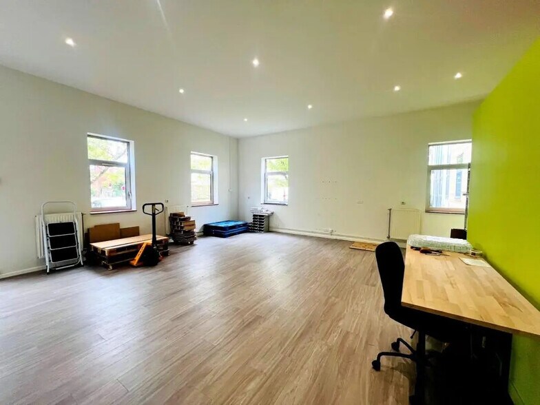 Flex in Voisins-le-Bretonneux for lease - Interior Photo - Image 1 of 8