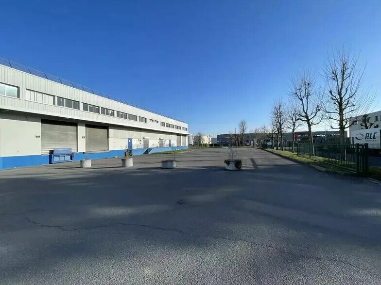 Flex in Goussainville for lease - Building Photo - Image 3 of 3