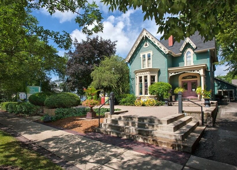 328 S 3rd St, Geneva, IL 60134