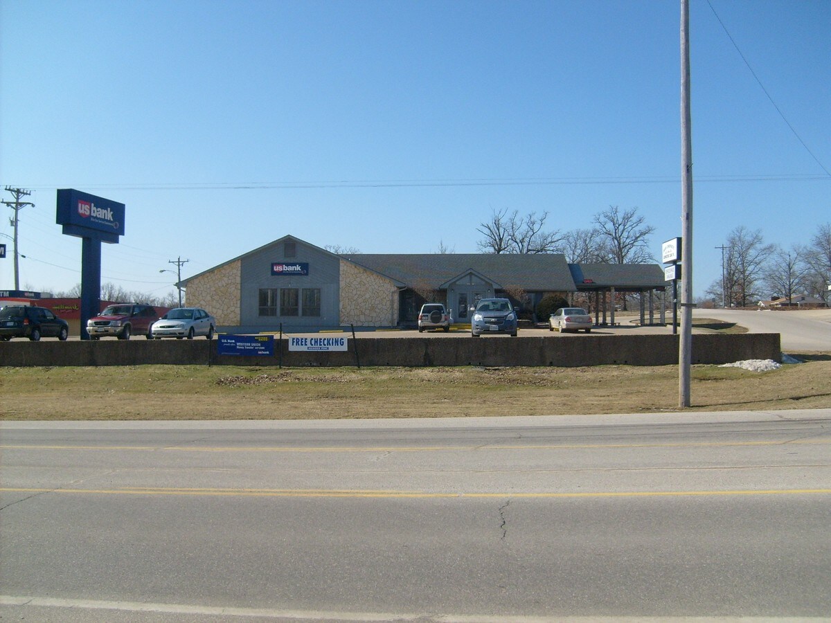 409 N Main St, Laurie, MO 65037