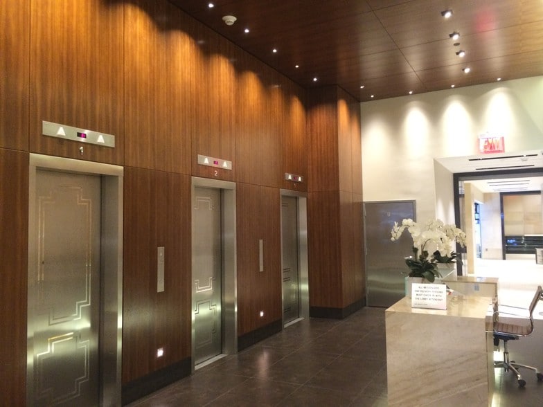19 W 34th St, New York, NY for lease - Lobby - Image 2 of 6