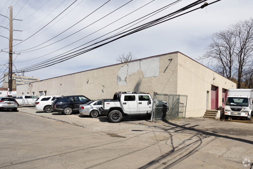 59 Hempstead Gardens Dr, West Hempstead, NY for lease - Primary Photo - Image 1 of 5