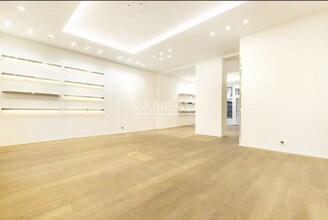 Retail in Paris for lease Interior Photo- Image 2 of 5