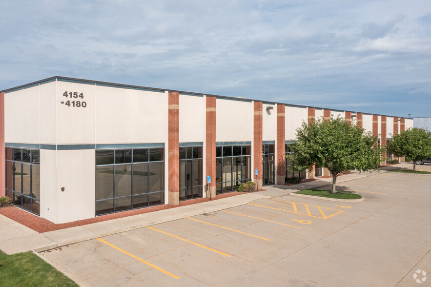 4154-4180 NW Urbandale Dr, Urbandale, IA for lease - Building Photo - Image 3 of 8