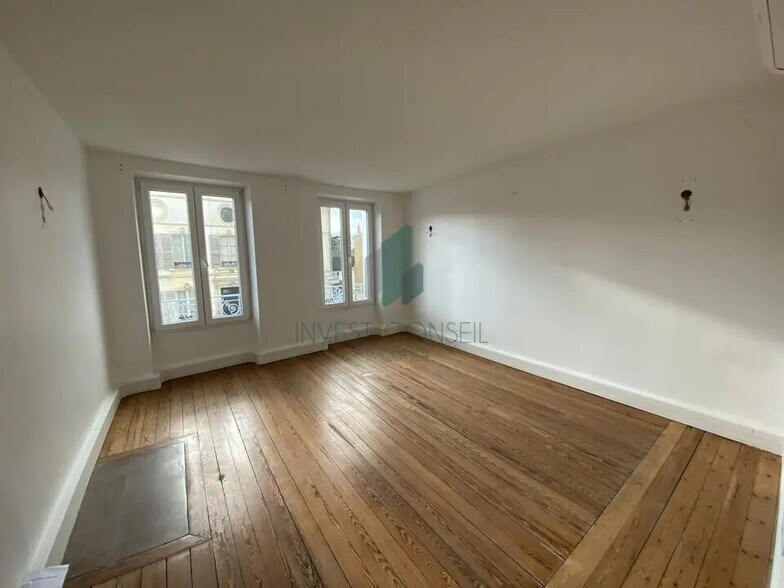 Flex in Vaux-sur-Seine for sale - Building Photo - Image 1 of 9