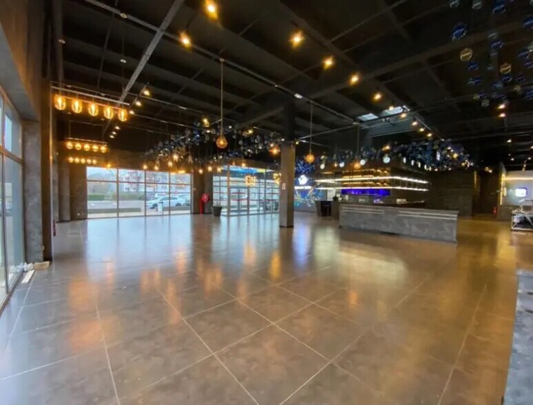 Retail in Les Mureaux for lease - Lobby - Image 1 of 4