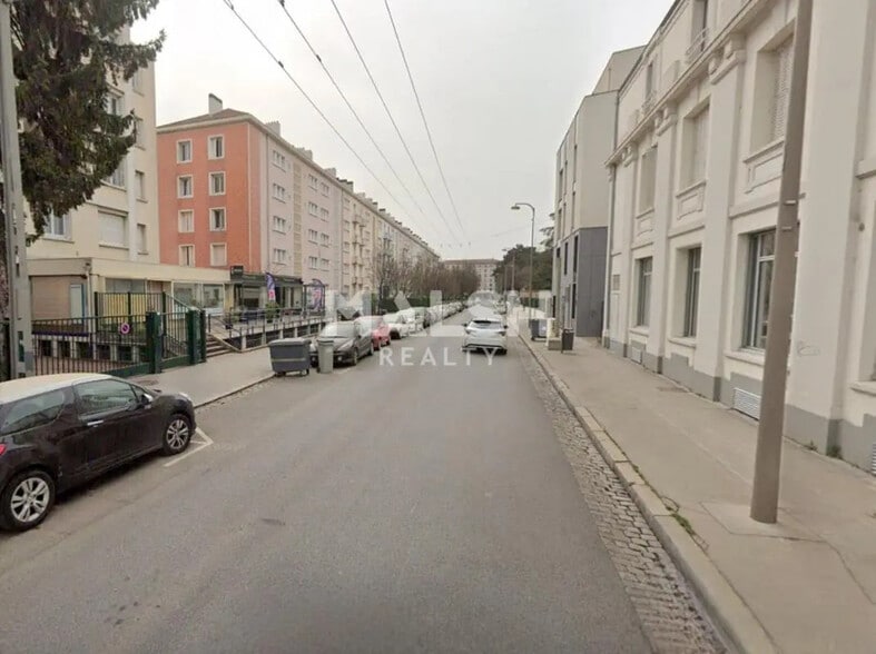 Retail in Lyon for lease - Building Photo - Image 3 of 4